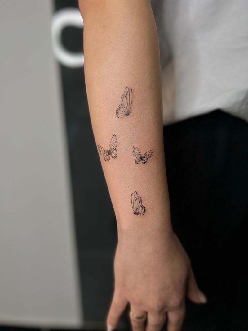 Fine Line Schmetterlinge - Hochzeitstattoo Design