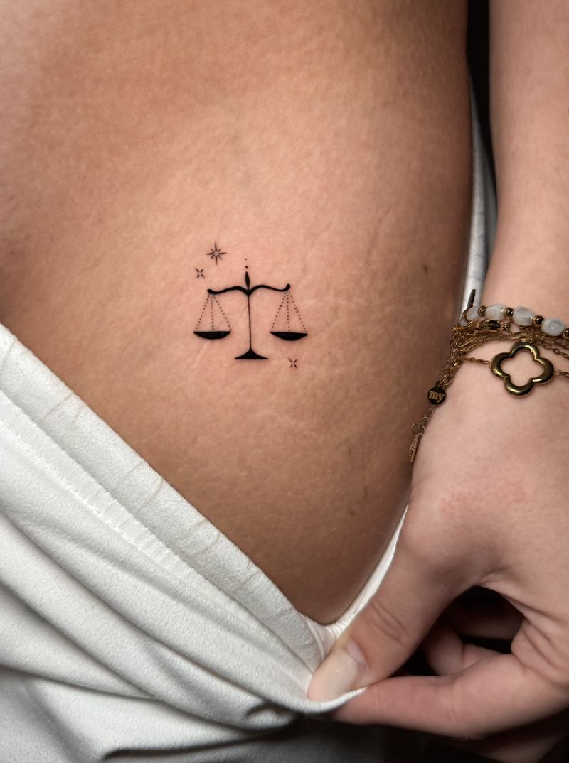 Fine Line Waage Symbol - Micro Realism Tattoo
